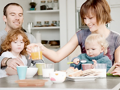 PEGGYS_Familie_am_Kuechentisch